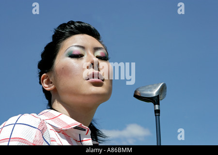 Porträt einer jungen Frau mit einem Golfschläger. Stockfoto