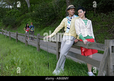 Blick auf ein paar sitzt auf einem Zaun Stockfoto