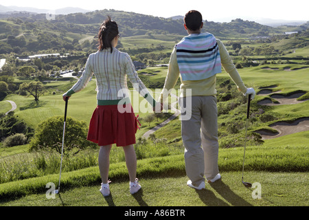 Blick auf ein paar auf einem Golfplatz. Stockfoto