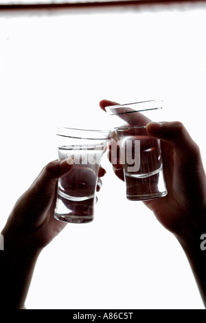 Hände halten Gläser, close-up Stockfoto