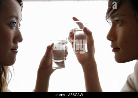 Junges Paar mit Glas, close-up Stockfoto