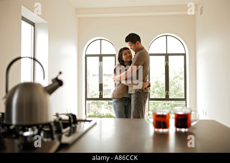 Zwei Menschen umarmen, seitliche Ansicht Stockfoto