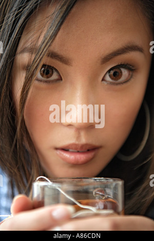 Eine junge Frau halten Glas, portrait Stockfoto