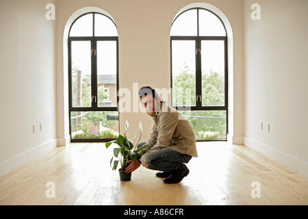 Junger Mann mit Blumentopf, Porträt Stockfoto