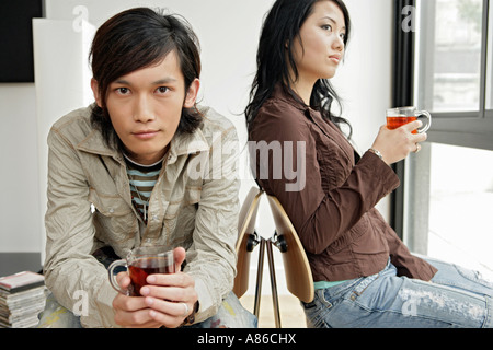 Junges Paar mit Getränken Stockfoto
