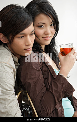 Junges Paar, Getränk in der hand Stockfoto
