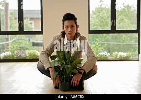 Junger Mann sitzt, portrait Stockfoto