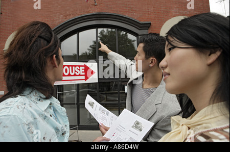 Junges Paar mit Haus-agent Stockfoto