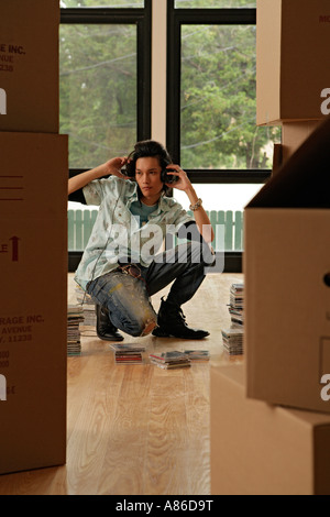 Junger Mann, Musik hören Stockfoto