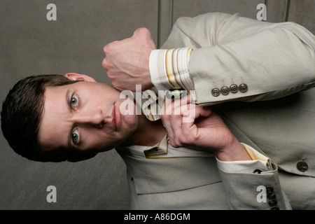 Kaukasischen Mann seine Manschettenknopf anpassen Stockfoto