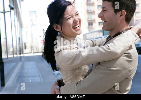 Interracial paar umarmt, Spaß im freien Stockfoto