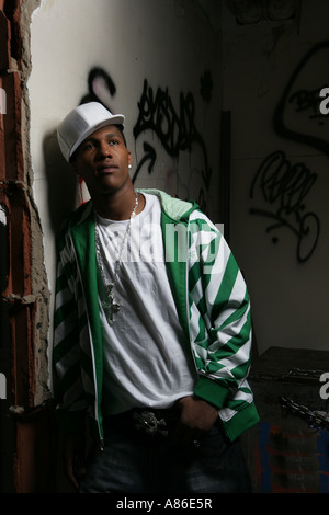 Junger Mann an die Wand gelehnt Stockfoto