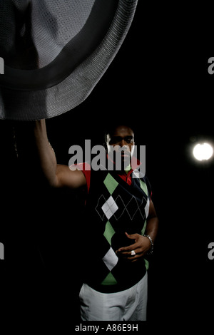 Afrikanisch-amerikanischer Mann wirft seinen Hut Stockfoto