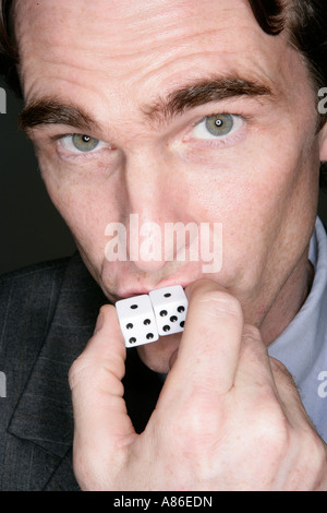 Geschäftsmann picken Würfel Stockfoto