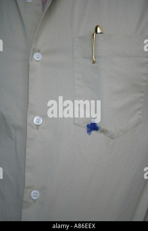 Mann mit Tinte befleckt Tasche, Mittelteil Stockfoto