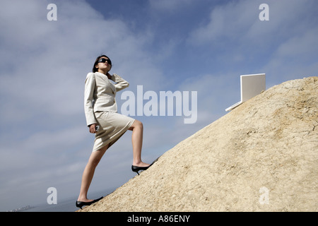 Blick auf eine Frau, die auf einer Klippe. Stockfoto