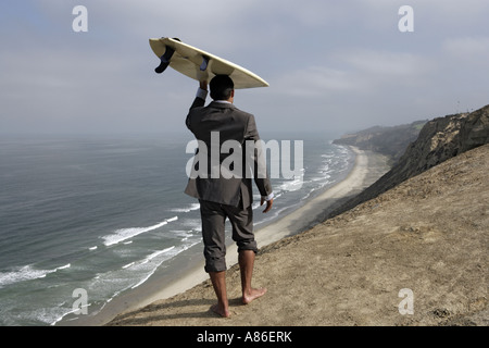 Blick auf ein Mann hält ein Surfbrett. Stockfoto