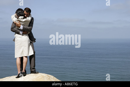 Blick auf ein paar umarmt einander auf einer Klippe. Stockfoto