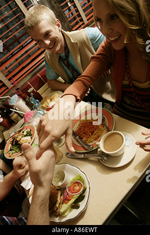 Freunde, die Mahlzeit zusammen Stockfoto