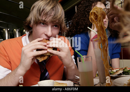 Junges Paar mit Lebensmitteln, close-up Stockfoto