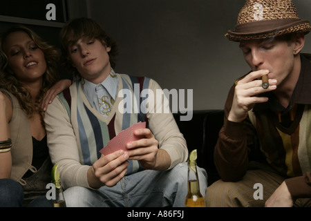 Blick auf drei Personen spielen ein Kartenspiel. Stockfoto