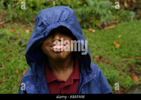 Junge, die Zunge heraus Stockfoto