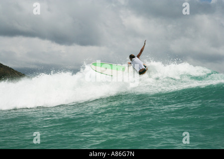 Blick auf ein Surfer auf den Wellen. Stockfoto