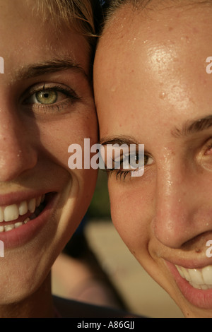 Zwei junge Frauen sind für die Kamera posiert. Stockfoto