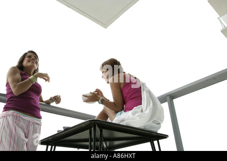 Ansicht von zwei Frauen im Chat in der Nähe von einem Geländer. Stockfoto