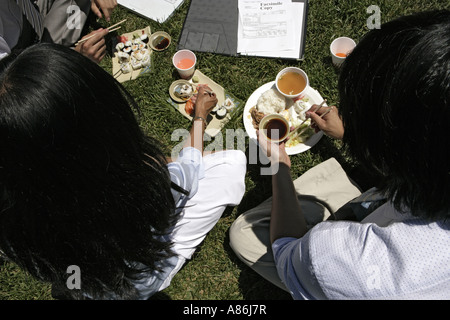 Blick auf drei Kollegen, die einem gemeinsamen Mittagessen. Stockfoto
