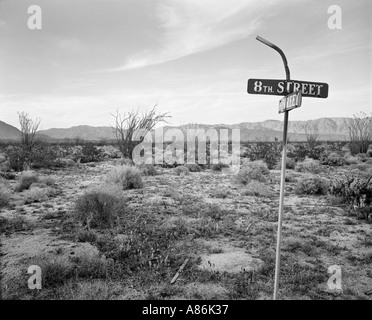 Straßenschild in Wüste Stockfoto