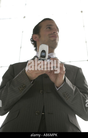 Porträt eines Geschäftsmannes hält ein Handy. Stockfoto