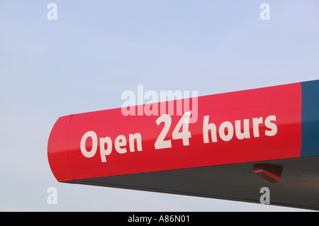 24 Stunden geöffnet-Schild an einer Supermarkt-Tankstelle Stockfoto