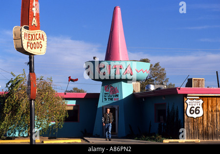 Vereinigte Staaten USA Routte 66 Zeichen National Highway Lkw Autos Restaurants New Mexico Stockfoto