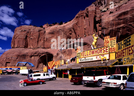 Vereinigte Staaten USA Route 66 National Highway Lkw Autos Arizona Geschäfte Indianerdorf Stockfoto