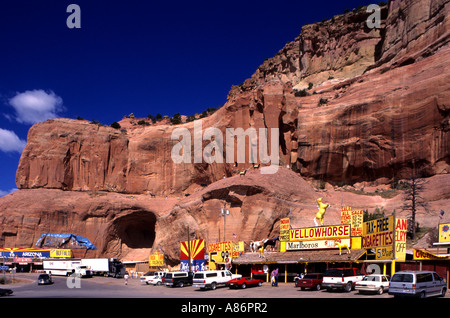 Vereinigte Staaten USA Route 66 National Highway Lkw Autos Arizona Geschäfte Indianerdorf Stockfoto