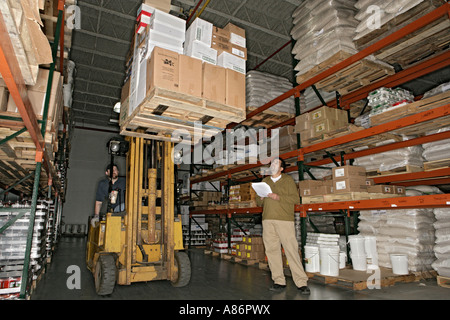 Ansicht eines Gabelstaplers in einer Lagerhalle. Stockfoto