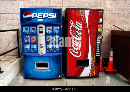 Pepsi Cola und Coca Cola Automaten nebeneinander Stockfoto