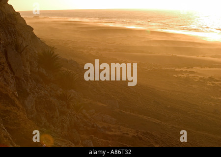 Die Sonne geht über einen Strand an der atlantischen Küste von Marokko Stockfoto