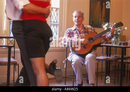 Tango-Tänzer und Gitarrist im Café in Buenos Aires Stockfoto