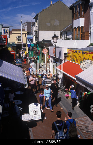 The Lanes eine Ansammlung schmaler Gassen in Brighton, North Laine, gibt Menschen, die East Sussex England 2001 2000s UK HOMER SYKES kaufen Stockfoto