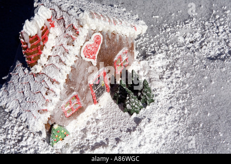 Hausgemacht. Hänsel und Gretel Lebkuchen-Hütte im Schnee. Fairytale Weihnachtshaus Stockfoto