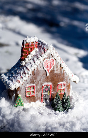 Hausgemacht. Hänsel und Gretel Lebkuchen-Hütte im Schnee. Fairytale Weihnachtshaus Stockfoto