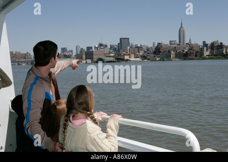 Mann mit zwei kleinen Mädchen Sehenswürdigkeiten Stockfoto