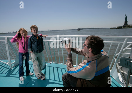 Mann Aufnahme Kinder auf einem Boot Stockfoto