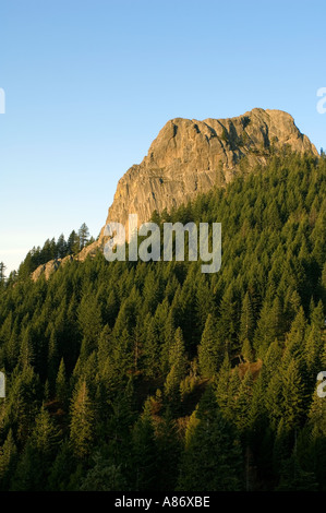 Pilot Rock steigt 5908 Füße alten vulkanischen Stecker über Nadelwald, Cascade-Siskiyou National Monument Southern Oregon Stockfoto