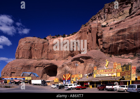 Vereinigte Staaten USA Route 66 National Highway Lkw Autos Arizona Geschäfte Indianerdorf Stockfoto