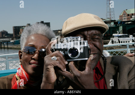 Älteres Paar mit einer klassischen Kamera Stockfoto