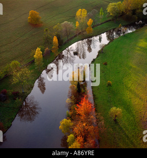 Herbstliche Bäume spiegelt sich im Fluss Stockfoto