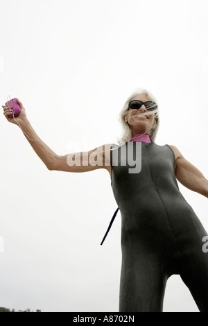 Porträt einer reifen Frau mit einem Gadget. Stockfoto